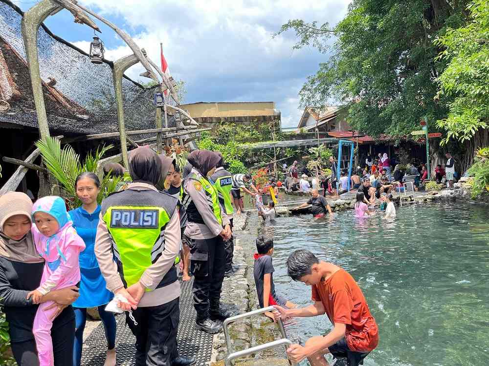Jaga Kamtibmas Selama Libur Lebaran, Polwan Gelar Patroli di Objek Wisata