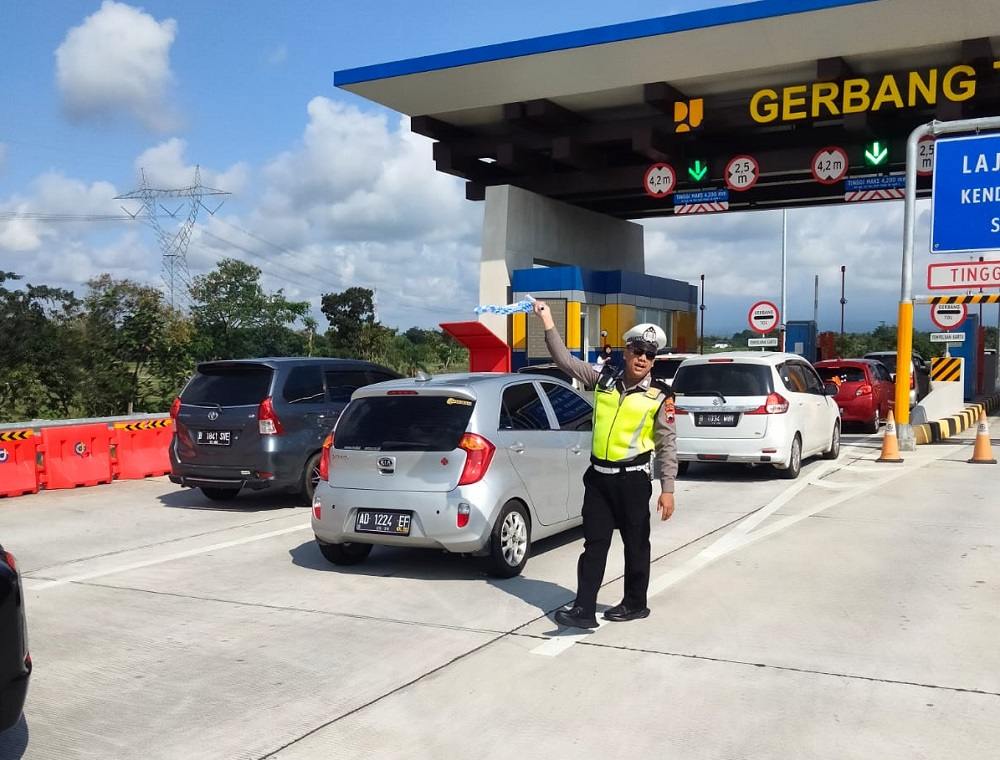 Tim Urai Timur Laksanakan Pengaturan di GT Polanharjo, Arus Lalin Ramai dann Lancar