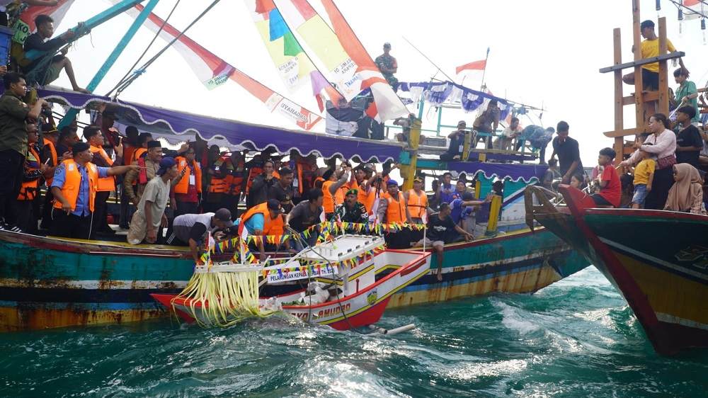 Wisatawan Luar Jateng dan Ribuan Warga Ikuti Larungan Kepala Kerbau di Jepara