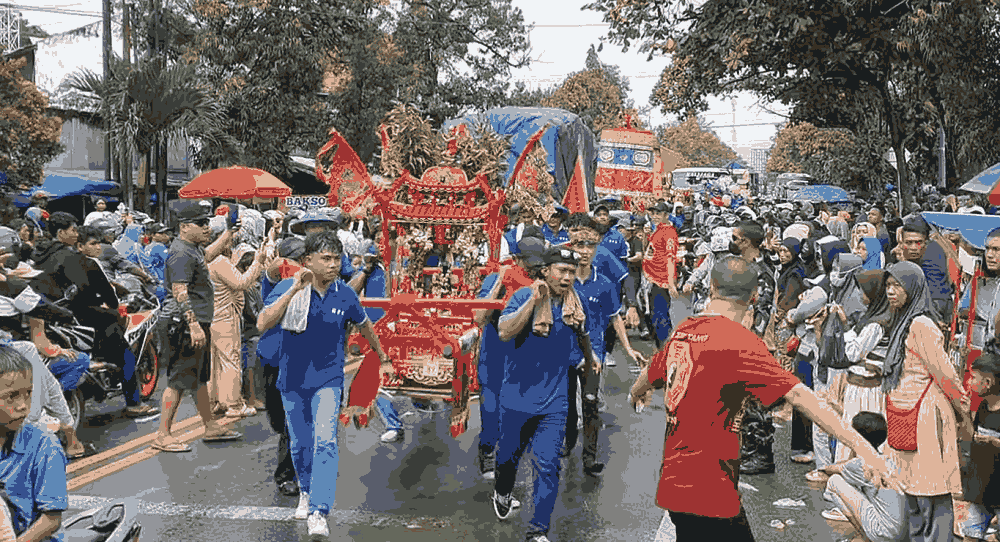 Meski Hujan, Masyarakat Rembang Antusias Tonton Kirab Kismin Makco