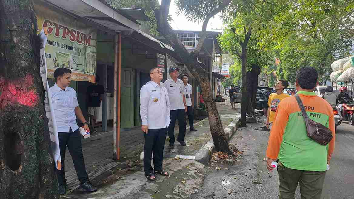 Belasan Pohon Besar Dipangkas, Bupati Sudewo: Demi Keindahan dan Keamanan Kota