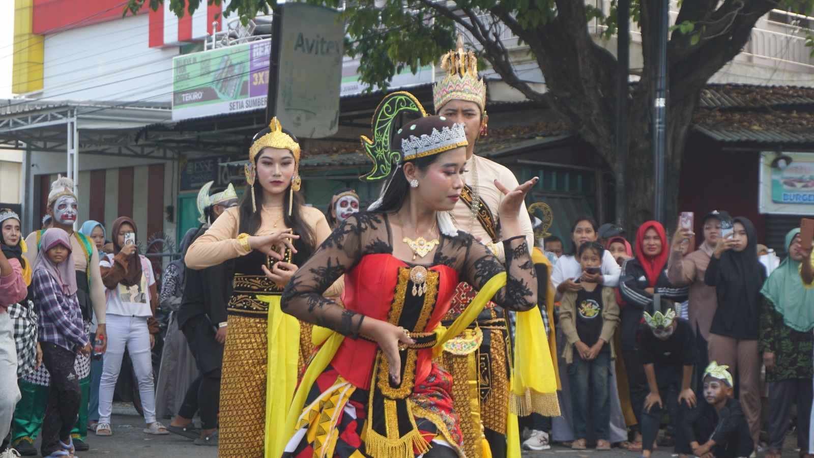 Semarak Kirab Budaya Desa Kudukeras: Rahwana Gugur di Tengah Rakyat yang Bersyukur