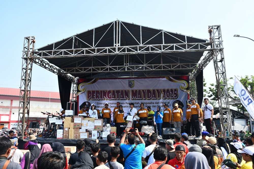 Peringati May Day, Ribuan Buruh Demak Ikuti Jalan Sehat