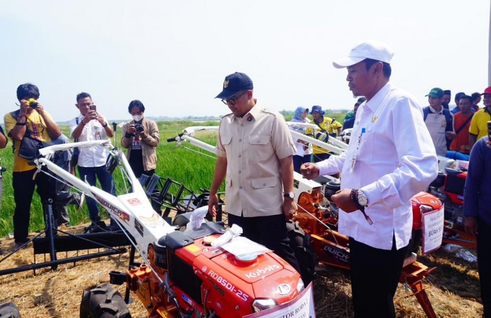 Pemkab Batang Salurkan Bantuan Alsintan kepada Kelompok Tani