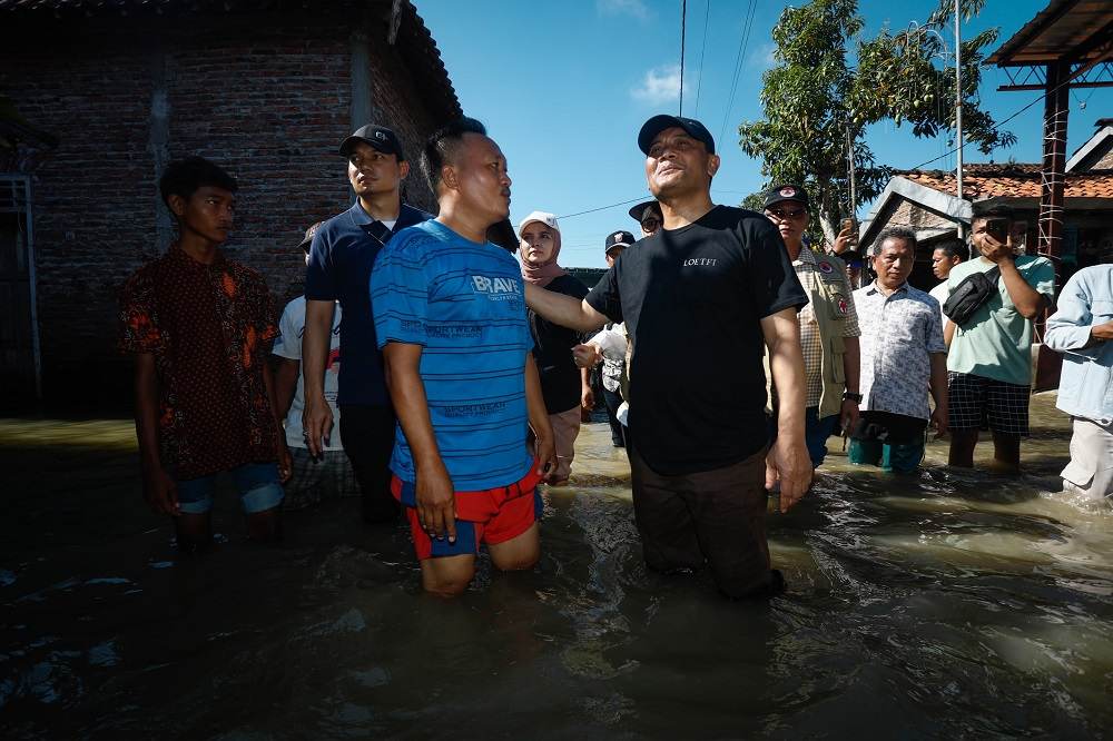 Ngopeni Lan Nglakoni, Ahmad Luthfi Peluk Hangat Warga Terdampak Rob di Sayung