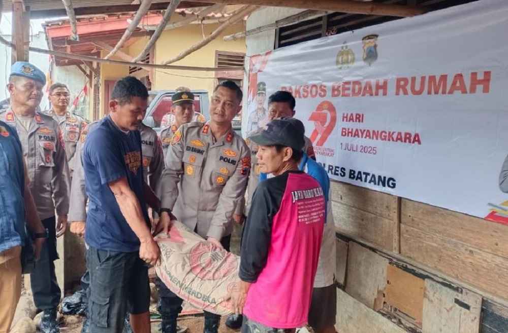 Polres Batang Bedah Rumah Warga, Sambut Hari Bhayangkara