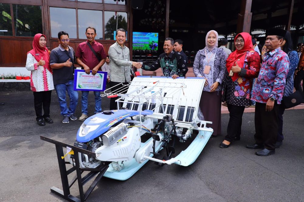 Bupati Kudus Serahkan Alsintan kepada Kelompok Tani, Targetkan Swasembada Pangan
