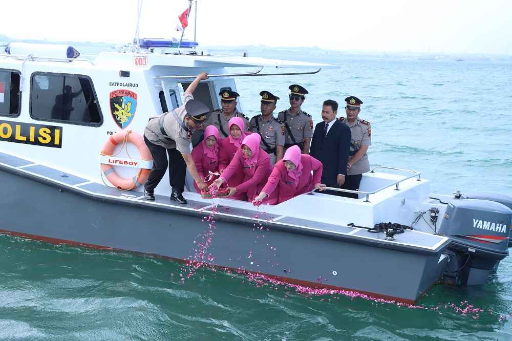 Kapolres Jepara Pimpin Upacara Tabur Bunga di Laut