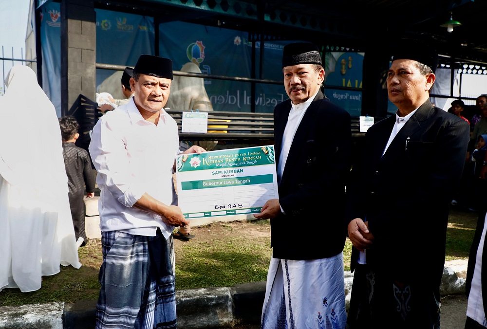 Pemprov Jateng Kurban 547.590 Hewan, Gubernur Ahmad Luthfi Serahkan Sapi ke MAJT