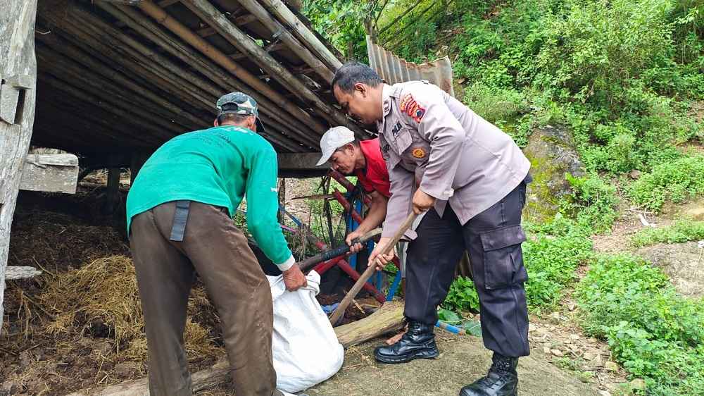 Dukung Swasembada Pangan, Aipda Udik Suyono Dampingi Warga Siapkan Pupuk Organik