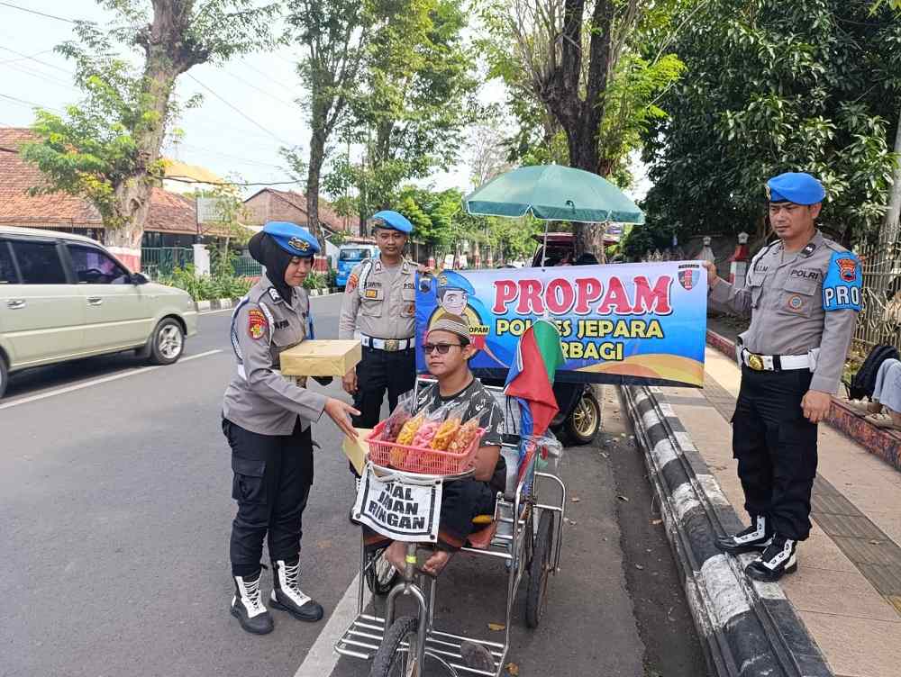 Sambut Hari Bhayangkara, Polisi di Jepara Bagikan Bansos