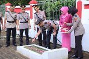 Polres Jepara Tabur Bunga di Makam Pahlawan Sambut Hari Bhayangkara