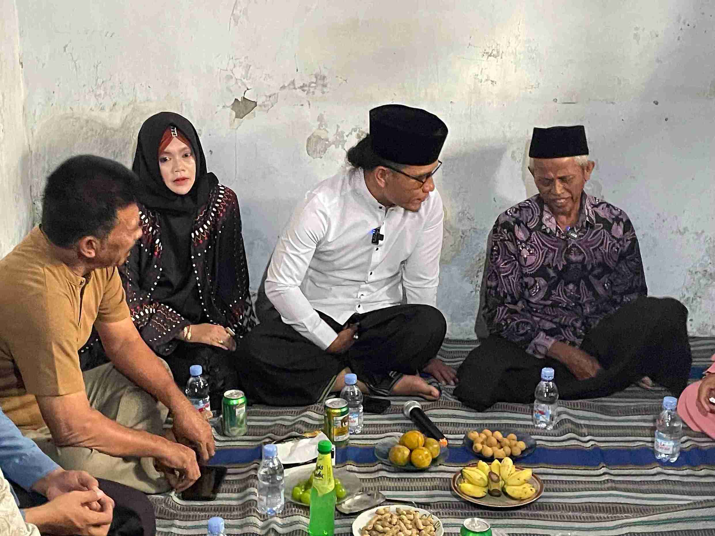 Air Mata Guru Madrasah Itu Akhirnya Terbayar: Gus Miftah Datang Bawa Harapan dan Umrah
