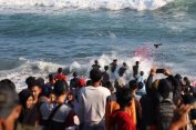 Ribuan Orang Padati Pantai Dewa Ruci Purworejo, Berebut Tumpeng Sedekah Laut