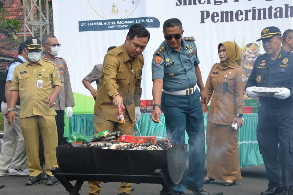 Pemkab Cilacap Bersama Bea Cukai Musnahkan Ribuan Rokok Ilegal