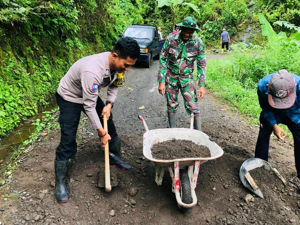 Cegah Longsor, Polisi dan Warga Sinergi Bersihkan Saluran Air di Desa Tempur
