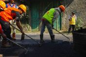 Setelah 15 Tahun, Jalan Parakan-Patean Akhirnya Diaspal Ulang