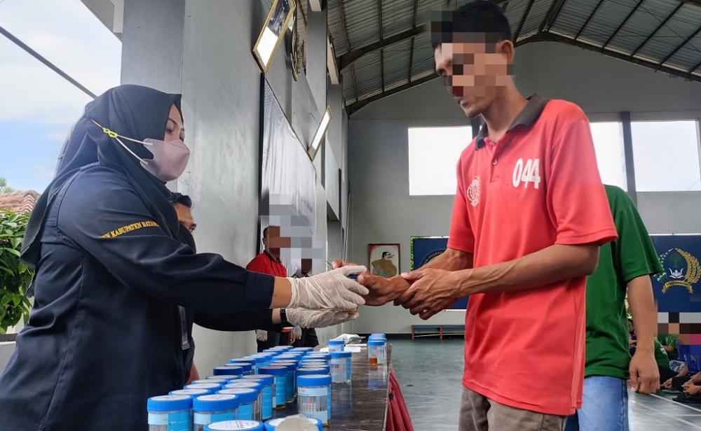 WBP Lapas Batang Lakukan Tes Urine, Pastikan Bebas Narkoba