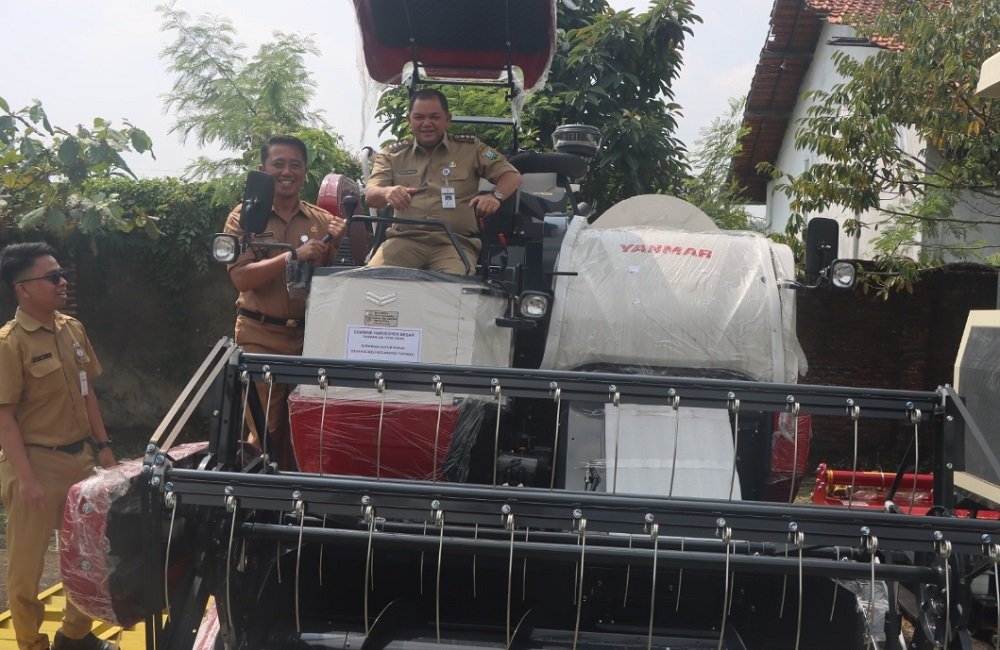 Bupati Ngesti Serahkan 21 Unit Alsintan, Kejar Target Luas Tambah Tanam di 2025