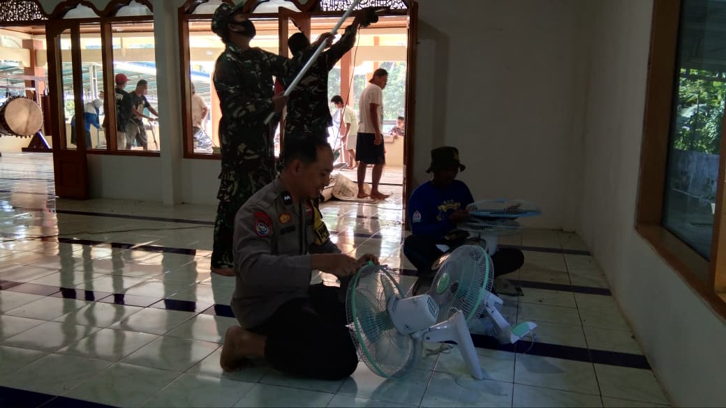 Gandeng Komunitas RRM, Polisi Bersihkan Masjid di Pakis Aji Jepara