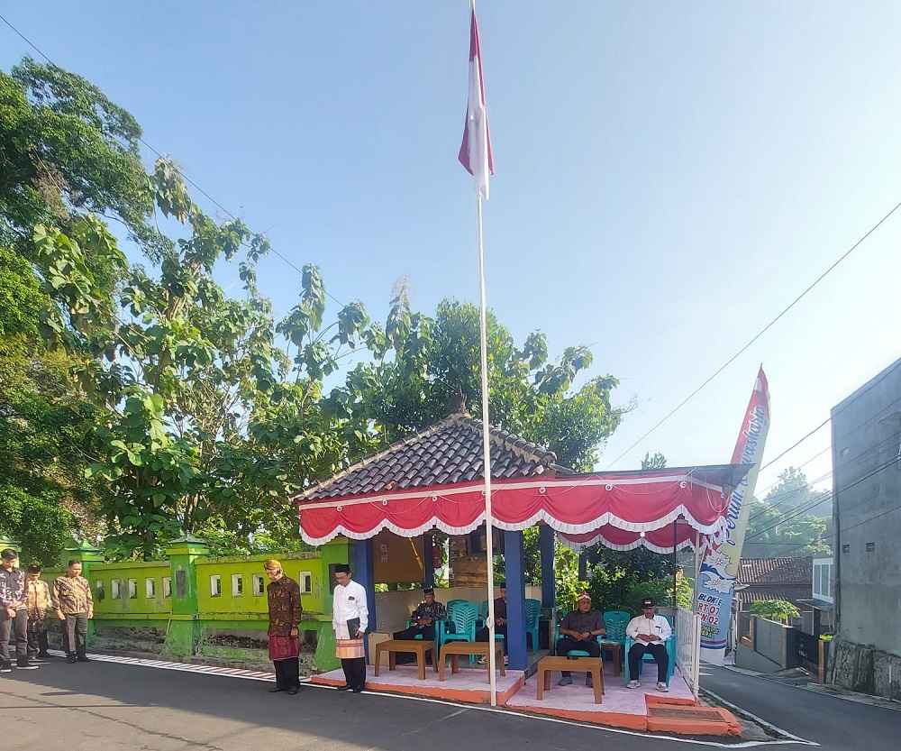 Tak Punya Lapangan, Warga Perum Kuwasharjo Upacara HUT RI di Pos Ronda