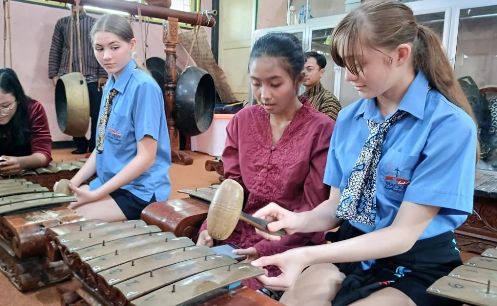 Dalami Kebudayaan Indonesia, 6 Pelajar Australia Kunjungi SMAN 2 Batang