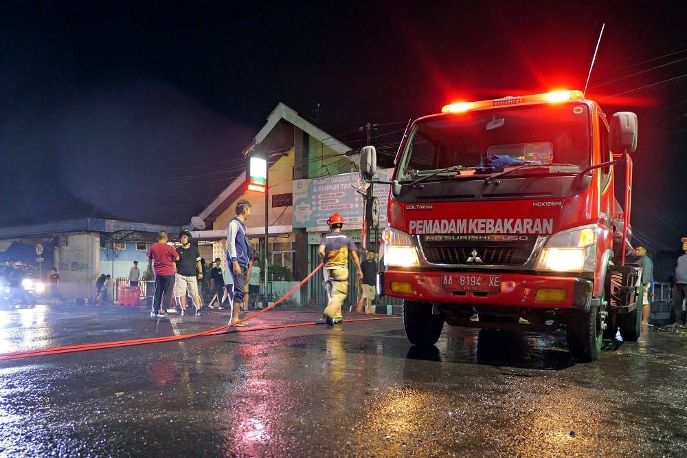 Petugas dan Relawan Bersihkan Sampah Pascademo di Alun-Alun Temanggung