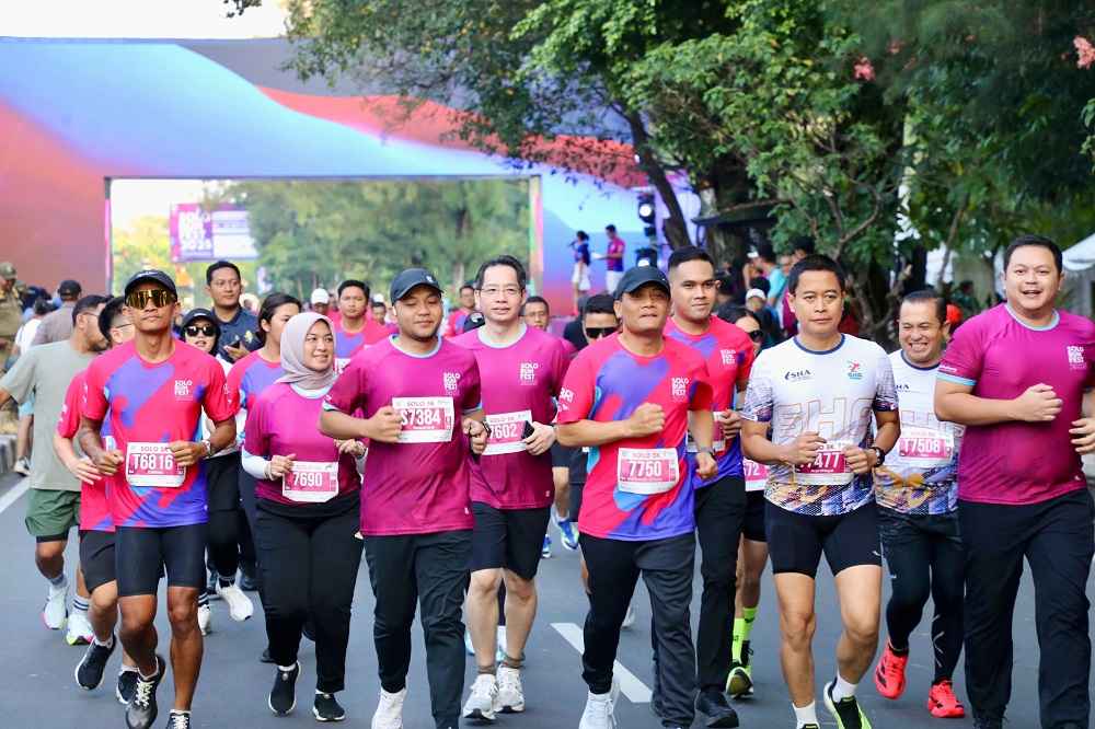 Gubernur Jateng Lari Bareng Ribuan Peserta Solo Run Fest 2025