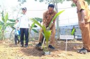 Lapas Kelas IIB Batang Tanam Ratusan Bibit Kelapa