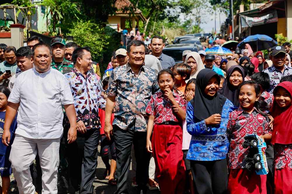 Perbaikan Jalan Bantuan Gubernur Jateng Disambut Gembira Emak-emak Desa Tembongraja
