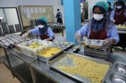 Cerita Para Penjaga Gizi Anak Sekolah Bisa Bekerja di Dapur MBG