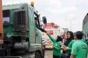 Pemprov Jateng Bagikan Makan dan Minum Sopir Truk Terjebak Banjir