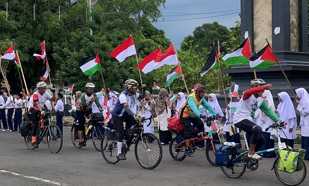 Belasan Pesepeda Tempuh 1.000 Km dari Surabaya-Jakarta untuk Palestina