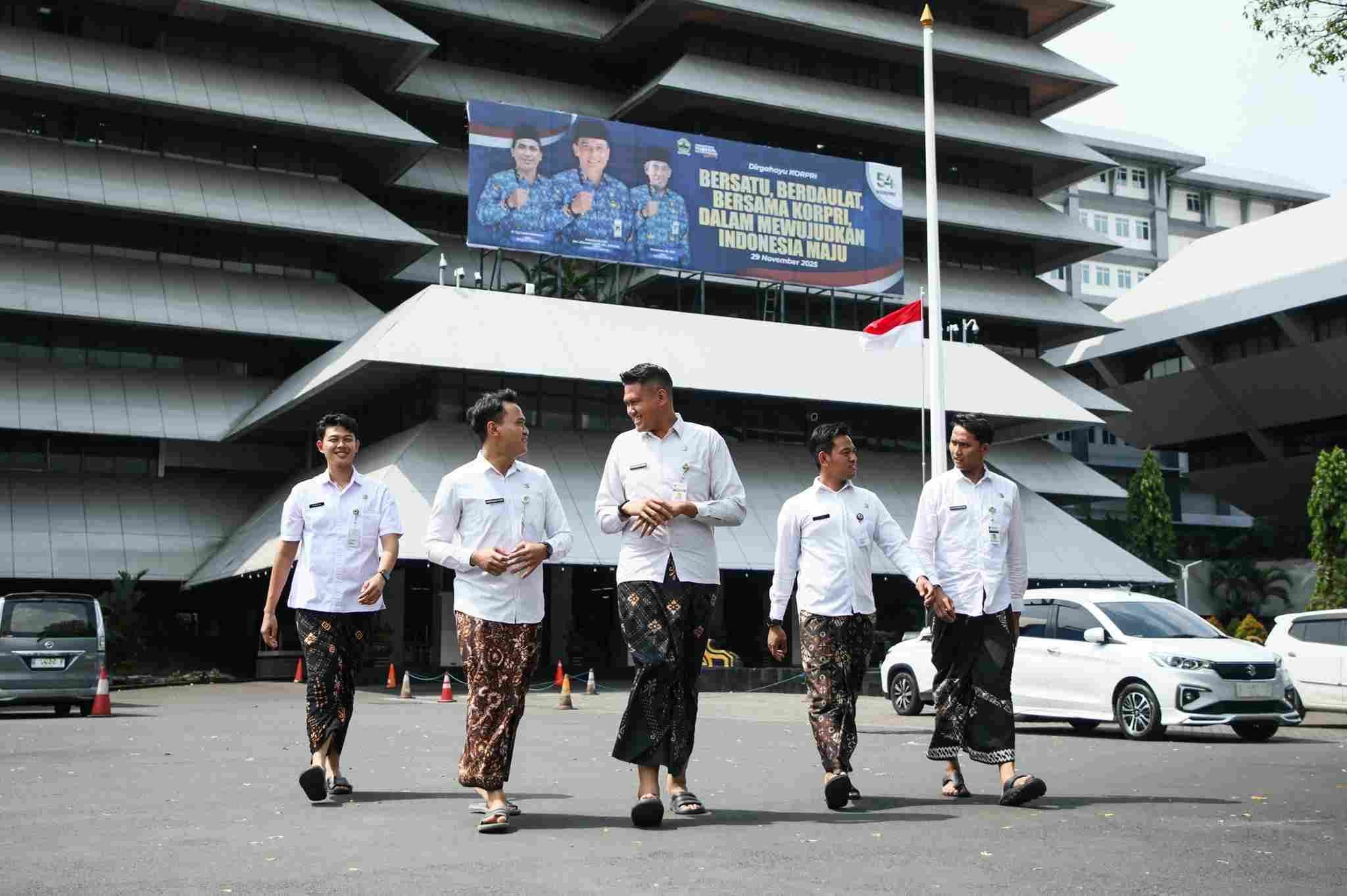Sarung Batik Wajib untuk ASN Jateng Setiap Jumat, Gus Yasin: Dongkrak UMKM & Lestarikan Budaya