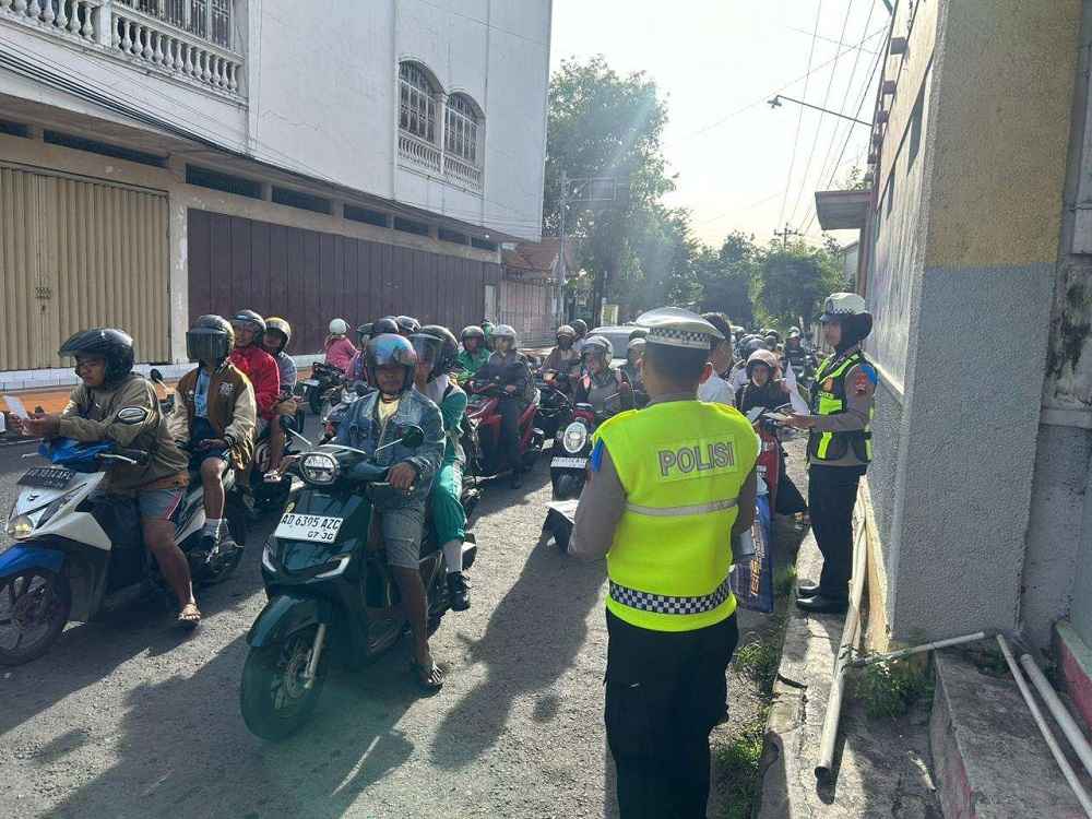 Operasi Zebra Candi, Satlantas Polres Klaten Bagi Brosur Tertib Lalu Lintas
