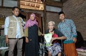 Air Mata Haru Dua Lansia Kedung Dapat Bantuan Kursi Roda dari BAZNAS Jepara