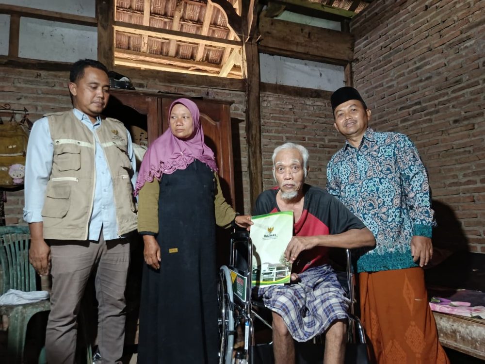 Air Mata Haru Dua Lansia Kedung Dapat Bantuan Kursi Roda dari BAZNAS Jepara