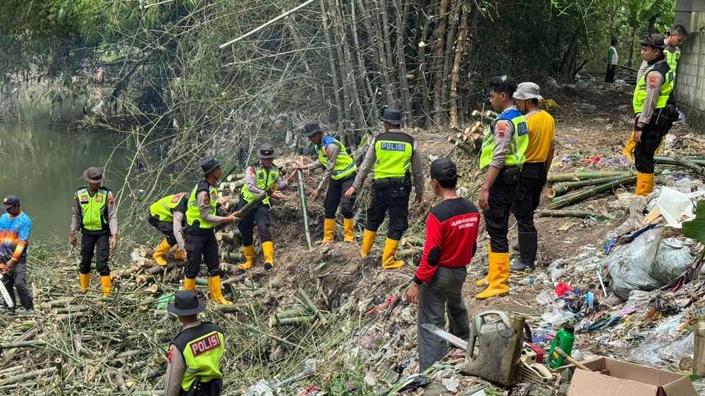 Cegah Banjir, Polisi dan Warga Bersihkan Rumpun Bambu di Aliran Sungai Bloro