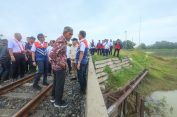 Sekda Jateng Dampingi Menhub Tinjau Rel Banjir dan Lokasi Dry Port