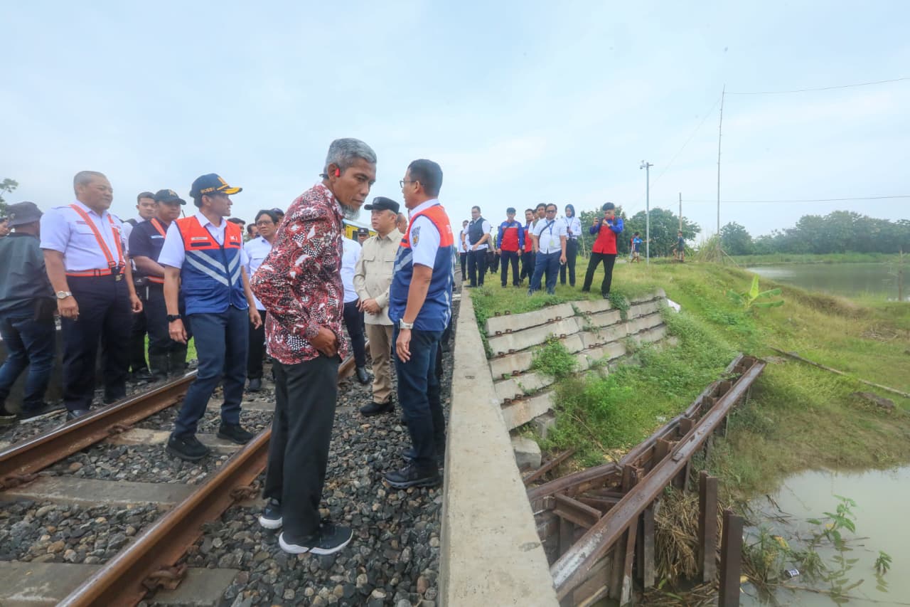 Sekda Jateng Dampingi Menhub Tinjau Rel Banjir dan Lokasi Dry Port