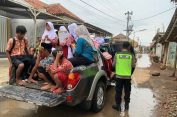 Banjir Rob Tak Kunjung Surut, Polisi di Brebes Antar Siswa Sekolah dengan Mobil Patroli