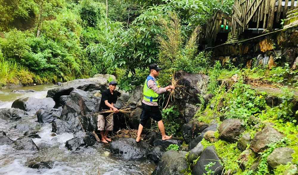Cegah Banjir, Polisi di Jepara Bersama Warga Kerja Bakti Bersihkan Sungai