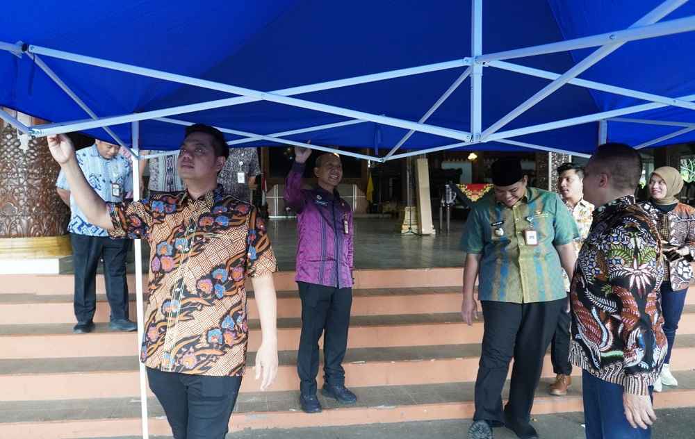 Bupati Terima Bantuan Tenda untuk Pelaku UMKM Jepara