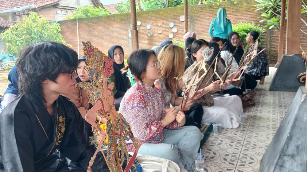 Mahasiswa China Belajar Wayang dan Gamelan di Jepara