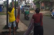 Langgar Perda, Petugas Tertibkan 11 Spanduk Liar
