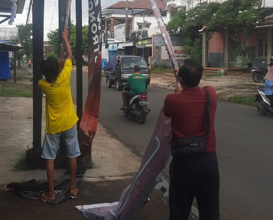 Langgar Perda, Petugas Tertibkan 11 Spanduk Liar