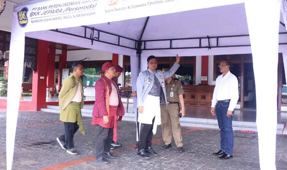 BPR BKK Jepara Serahkan 20 Unit Tenda Lipat