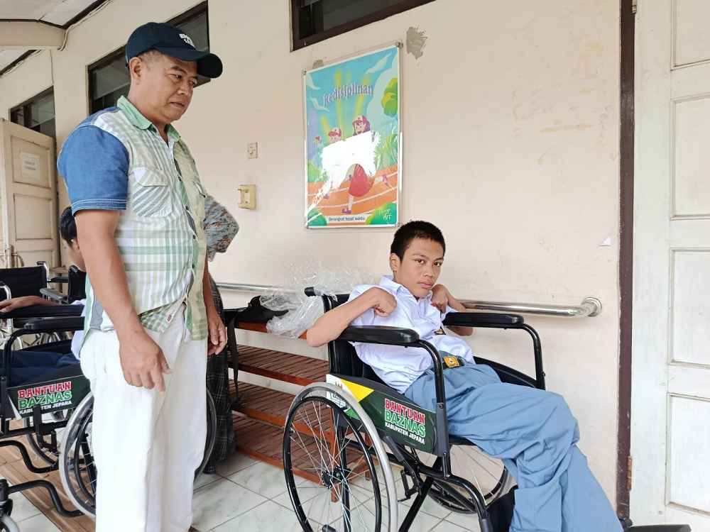 BAZNAS Jepara Bantu Belasan Kursi Roda dan 60 Paket Perlengkapan Sekolah