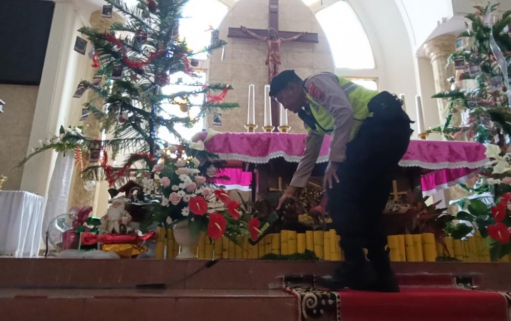 Sat Samapta Polres Batang Sterilisasi Gereja Jelang Misa Natal