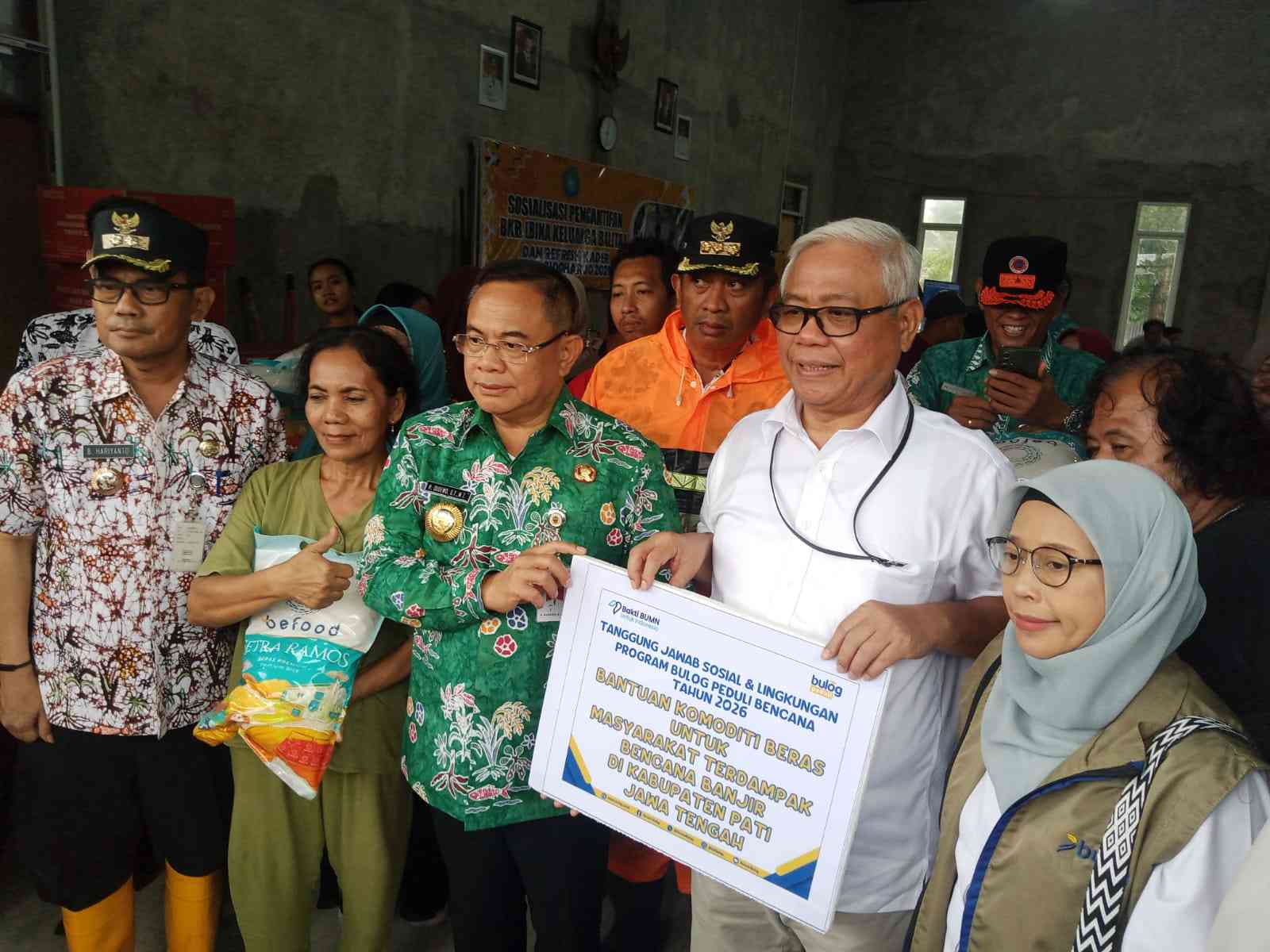 Bulog Salurkan Bantuan Banjir, Stok Beras Dipastikan Aman